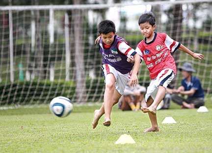 Do hoàn cảnh gia đình khó khăn nên khoảng sân trước nhà là nơi chứng kiến Tuấn Vũ chập chững làm quen với trái bóng để nuôi dưỡng giấc mơ thành cầu thủ.