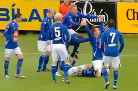 Cầu thủ của đội Stjarnan FC của Iceland ăn mừng bàn thắng theo kiểu đạp xe đạp.