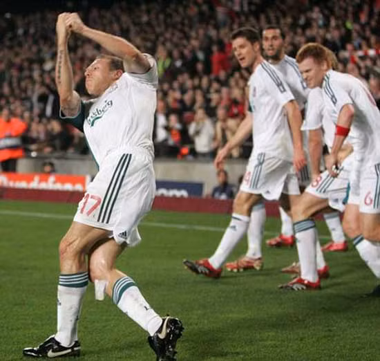 Trước trận thắng oanh liệt Barcelona ngay tại thánh địa Nou Camp năm 2007, nội bộ Liverpool đã trở nên rối bời với vụ Craig Bellamy dùng một chiếc gậy đánh golf để xử lý John Arne Riise vì anh này không chịu tham gia thi hát karaoke. Để nhắc đến sự việc này, Bellamy đã ăn mừng bàn thắng của mình bằng cách đánh golf.
