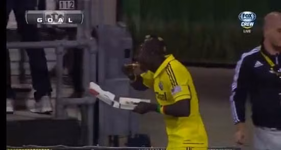 Sau khi ghi bàn thắng mở tỷ số ở phút thứ 15 của trận đấu, cầu thủ Dominic Oduro của đội chủ nhà đã chạy ngay ra đường biên để ăn mừng. Tại đây anh nhận được 1 món thưởng nóng hết sức đặc biệt của các thành viên đội Columbus. Đó chính là 1 chiếc... bánh pizza.