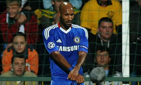 Sau vụ gây mất đoàn kết nội bộ ở World Cup 2010, Anelka bị FFF cấm thi đấu 18 trận. Sau khi ghi bàn cho Chelsea trong trận gặp MSK Zilika ở Champions League, tiền đạo người Pháp vắt chéo hai tay vào nhau kiểu bị còng tay như một thông điệp gửi FFF.