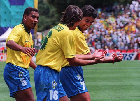Chào mừng đứa con thứ 3 ra đời, tại World Cup 94 ở Mỹ, tiền đạo tuyển Brazil Bebeto ăn mừng bằng điệu múa "ru con" sau đó được rất nhiều cầu thủ bắt chước.
