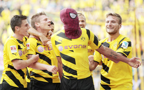 Sau khi ghi bàn thắng nâng tỷ số lên 2-0, kết liễu Bayern Munich trong trận siêu cúp Đức mới đây, tiền đạo Pierre-Emerick Aubameyang của Dortmund lại có màn ăn mừng quen thuộc mang phong cách của riêng anh: Đeo mặt nạ Người nhện và chạy tung tăng khắp sân.