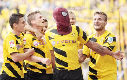 Sau khi ghi bàn thắng nâng tỷ số lên 2-0, kết liễu Bayern Munich trong trận siêu cúp Đức mới đây, tiền đạo Pierre-Emerick Aubameyang của Dortmund lại có màn ăn mừng quen thuộc mang phong cách của riêng anh: Đeo mặt nạ Người nhện và chạy tung tăng khắp sân.