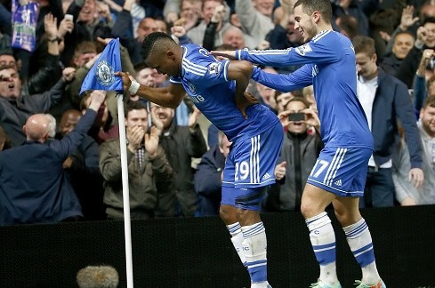 Ở vòng 29 Premier League 2013-2014, xuất phát từ việc HLV Jose Mourinho đùa cợt trong một sự kiện chẳng liên quan gì tới bóng đá về tuổi tác của Eto’o. Cầu thủ này đã đáp lại bằng một màn ăn mừng khá hài hước của mình.