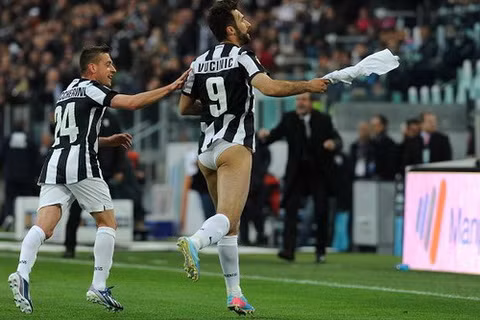 Tình huống hay ho trên xảy ra sau khi Mirko Vucinic lập cú đúp giúp Juventus có chiến thắng 2-1 trước Pescara, ở vòng 31 Serie A mùa giải 2012-2013. Sau bàn mở tỷ số trên chấm phạt đền ở phút thứ 72 , Vucinic đã tụt quần đùi và cầm quần vẫy cao chạy quanh sân thể hiện sự phấn khích.