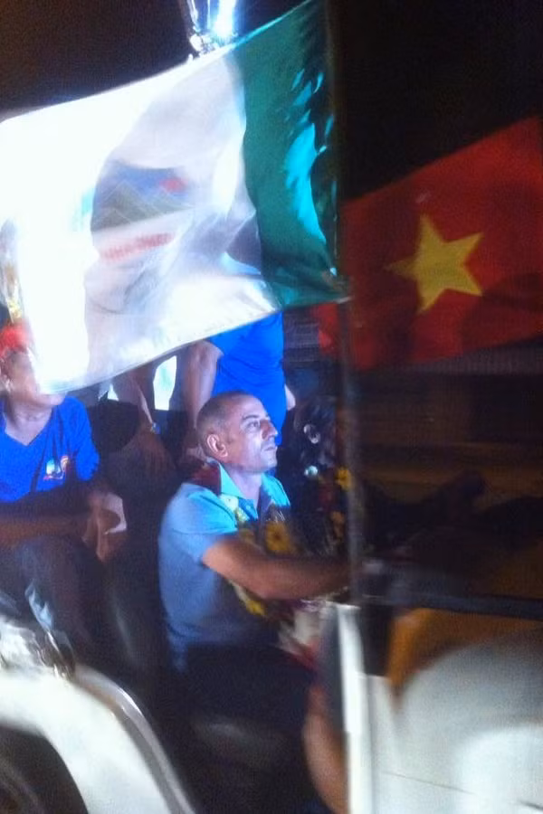 Thầy "Giôm" và một số cầu thủ khác thì được chở bằng một chiếc xe jeep cực "ngầu".