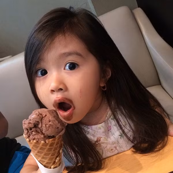 Cha là chủ một doanh nghiệp xuất khẩu thủy sản, cuộc sống của Breanna như một công chúa sành điệu. Cô nhóc thường xuyên đi nước ngoài, ngồi máy bay hạng thương gia, ở khách sạn 5 sao, ngồi xe limo và xài hàng hiệu.