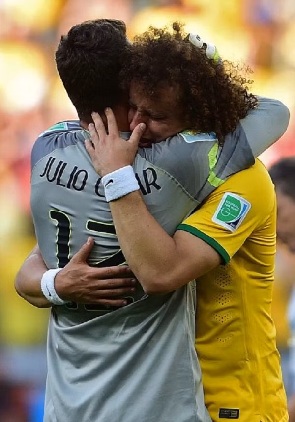 David Luiz đã khóc khi mắc quá nhiều lỗi và chính những lỗi đó đã làm nên trận thua thảm họa bại 1-7 trước ĐT Đức.