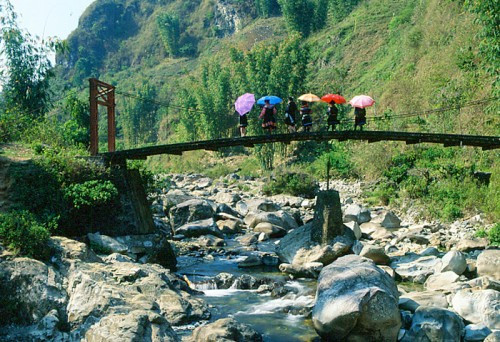 Tại bản Tả Van Giáy, du khách có thể hóa thân thành những trai bản Giáy và gái Giáy với những bộ trang phục dân tộc để chụp ảnh. Cùng với đó là đi thăm cầu Mây đung đưa qua con suối Mường Hoa.