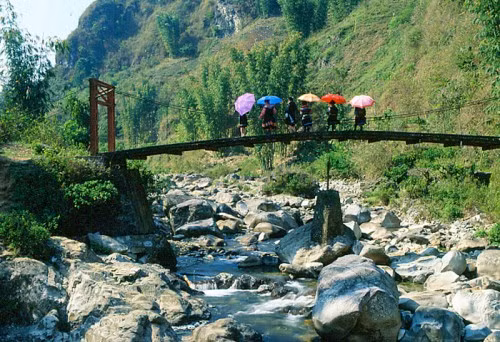 Tại bản Tả Van Giáy, du khách có thể hóa thân thành những trai bản Giáy và gái Giáy với những bộ trang phục dân tộc để chụp ảnh. Cùng với đó là đi thăm cầu Mây đung đưa qua con suối Mường Hoa.