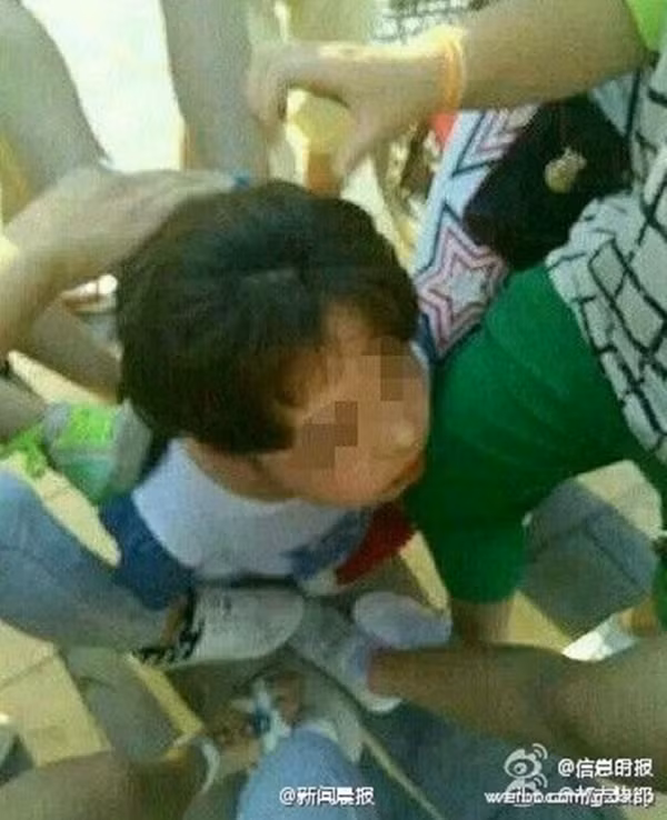 Nguyên nhân ban đầu của vụ bạo lực này được một số người trong cuộc tiết lộ là do nữ sinh này đã lên tiếng ủng hộ một nhóm nhạc thần tượng Hàn Quốc khác với sự ủng hộ của 6 bạn học kia. Mâu thuẫn nảy sinh và phát triển khiến nữ sinh kia gặp họa.