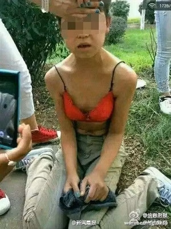 Nữ sinh này bị đánh đập tàn tệ và thậm chí 6 bạn học của cô bé còn lột áo của cô bé, túm tóc chụp ảnh "dằn mặt" ngay giữa đường. Những hình ảnh bạo lực học đường này đã gióng lên hồi chuông về một môi trường học tập và vui chơi lành mạnh trong khuôn viên các trường học.