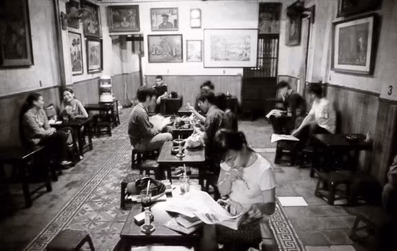 Cafe Lâm tuy nhỏ nhưng lại là địa điểm ưa thích của giới công chức cũng như văn nghệ sĩ. Người ta yêu cafe Lâm bởi hương vị quyến rũ đặc trưng, một thứ cafe đậm đà, hội tụ đủ những thứ cần cho một tách cafe ngon như sắc, khét, ngọt và say.