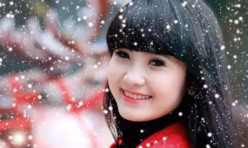  Khánh Chi. Vừa đăng quang danh hiệu Hoa khôi Đại học Văn hóa tháng 3.2011, Khánh Chi đã bị xì xèo vì bảng điểm xấu. Trong bảng điểm của cô có đủ cả điểm 1, 2, 3, 4. Khánh Chi biện minh rằng do tham gia quá nhiều hoạt động bên ngoài nên không tập trung vào việc học.