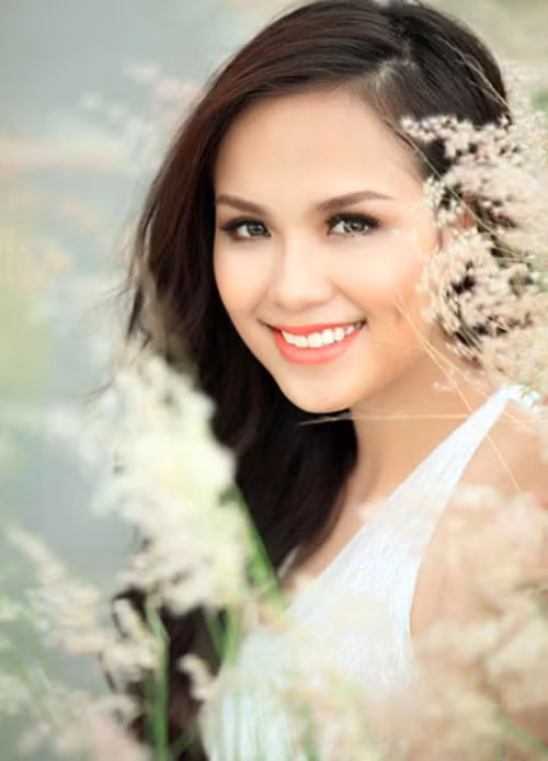  Diễm Hương. Đăng quang hoa hậu thế giới người Việt 2010 không lâu thì Diễm Hương bị gắn mác “Người đẹp học dốt” bởi vô số thông tin học kém.