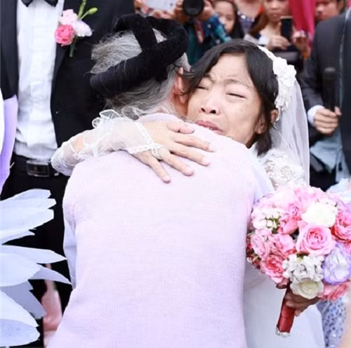 Và điều làm chị hạnh phúc nhất đó là sự xuất hiện của người thân và đặc biệt là mẹ chồng của mình. Bà đã chấp nhận chị là con dâu và đến dự đám cưới của anh chị. Ảnh: Trithuctre.