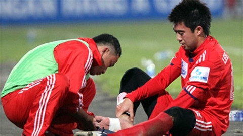 Sự cưng chiều này thể hiện ở việc mọi chấn thương của Lee Nguyễn đều được bầu Đức theo sát và thường xuyên để cầu thủ này ra nước ngoài điều trị dứt điểm. Ảnh: Bongdaplus.