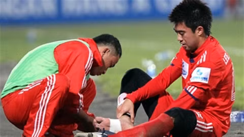 Sự cưng chiều này thể hiện ở việc mọi chấn thương của Lee Nguyễn đều được bầu Đức theo sát và thường xuyên để cầu thủ này ra nước ngoài điều trị dứt điểm. Ảnh: Bongdaplus.