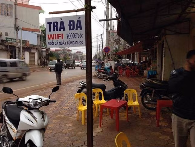 Dòng "lưu ý": "Ngồi cả ngày cũng được" sẽ giúp quán trà đá này hút khách hơn?