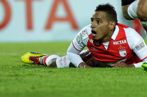 Medina từng bị treo giò 3 tháng sau khi phát hiện dùng ma túy. Tháng 9/2011, tiền đạo này đã bị cấm thi đấu trong 1 năm và buộc phải đi cai nghiên. Không những thế, Medina còn bị cáo buộc tàng trữ “cái chết trắng” trong nhà.