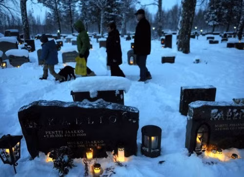  Thăm mộ người thân. Các gia đình ở Phần Lan sẽ viếng mộ tổ tiên và người thân trước Giáng sinh một ngày. Họ thắp nến trên mộ để tưởng niệm người đã khuất. Họ tin rằng, ngày Giang sinh là thời gian để linh hồn người quá cố trở về với trần thế.