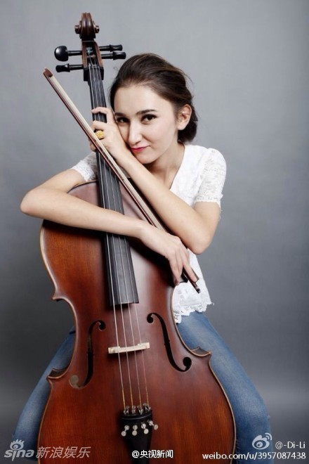 Rất nhiều lời khen có cánh đã dành cho Di Li. Cư dân mạng không chỉ ngưỡng mộ vẻ đẹp của nữ cảnh sát mà còn cảm phục công việc của cô.