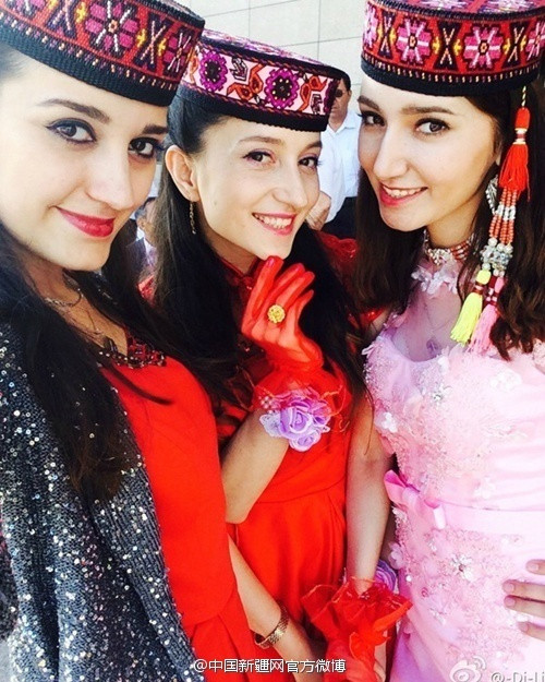 Di Li (ngoài cùng bên phải) trông rất xinh đẹp và quyến rũ trong trang phục lễ hội của người Hồi giáo.