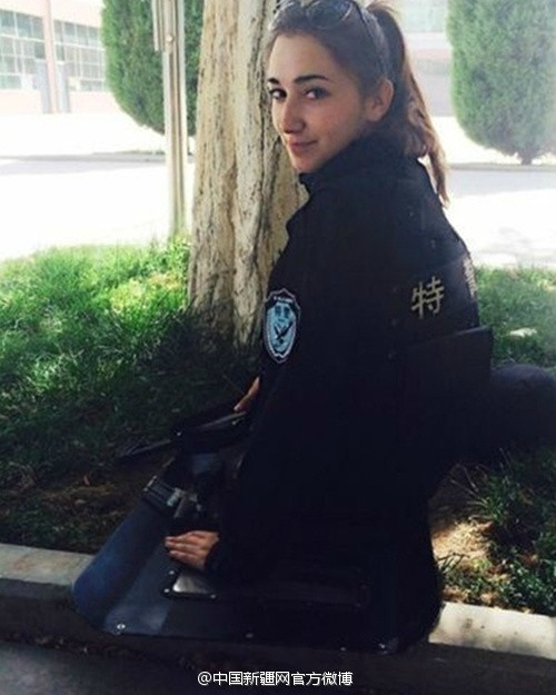 Sở hữu chiều cao đáng ngưỡng mộ, khuôn mặt V-line xinh xắn, sống mũi cao thon, đôi mắt nâu mơ màng và làn da trắng, Li Di trông càng nổi bật và ấn tượng trong đồng phục lực lượng của mình.