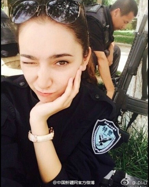 Tài khoản trên Weibo có tên là Di Li đã đăng tải những bức ảnh xinh đẹp của cô trong bộ đồng phục cảnh sát chống khủng bố. Bên cạnh đó còn có những bức ảnh của đồng đội, đồng chí của nữ cảnh sát. Khi những bức ảnh của Di Li được đăng tải không lâu, cư dân mạng đã phát sốt vì vẻ xinh đẹp của cô trong bộ trang phục nữ cảnh sát chống khủng bố.
