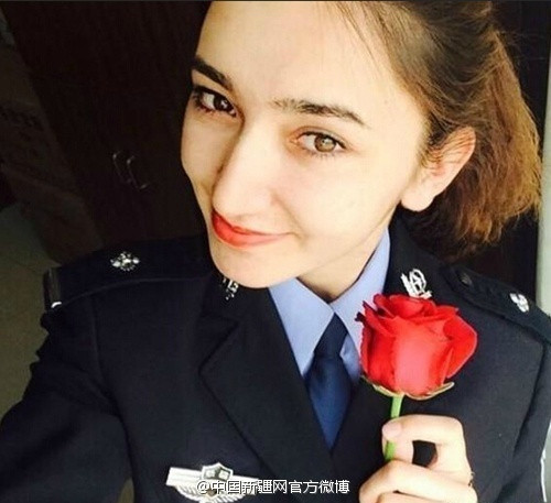 Nữ cảnh sát này là người Tajik, một dân tộc thiểu số người Hồi giáo. Cô là một thành viên của lực lượng chống khủng bố tại Tân Cương, Trung Quốc.