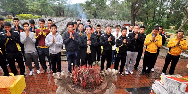 Nếu nhắc đến CLB coi trọng việc "có thờ có thiêng, có kiêng có lành" nhất V-League thì CLB T&amp;T Hà Nội đứng số 1. Cứ khi chuẩn bị cho mùa giải mới họ luôn đi dâng hương ở những nơi thiêng trong Hà Nội (họ gọi là xin ơn) và sau đó khi họ giành được danh hiệu họ lại quay lại chính nơi đó để dâng công (họ gọi là tạ lễ). Ảnh: blognhanh.