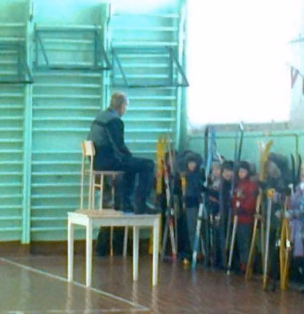 Ngồi trên cao thế này cho dễ quan sát.