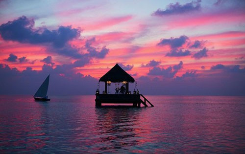 Những du khách thích sự giao hòa giữa trời và nước thì Maldives là nơi thiên đường. Ánh hoàng hôn in lên mặt biển là khoảnh khắc thú vị mà bất cứ khách du lịch nào cũng muốn một lần thưởng thức trong đời.