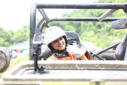 "Hoa khôi xe địa hình" còn gây ấn tượng hơn bởi học vấn và tài năng nghệ thuật của mình.