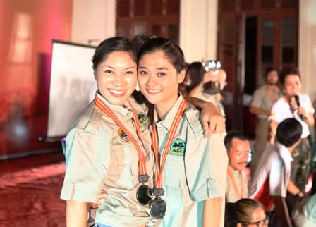 Trương Thu Hà chia sẻ: "Năm nay là năm đầu tiên em tham gia giải với vai trò là VĐV, hy vọng sẽ được tham gia nhiều giải hơn. Và mong sao có nhiều bóng hồng góp mặt để em không cảm thấy lẻ loi". Trong ảnh, Trương Thu Hà chụp cùng đàn chị Nguyễn Thị Hương Trang, người năm ngoái tham gia với vai trò là VĐV, và cũng là đội nữ duy nhất của giải. Năm nay Hương Trang tham gia trong tổ trọng tài điều hành giải.