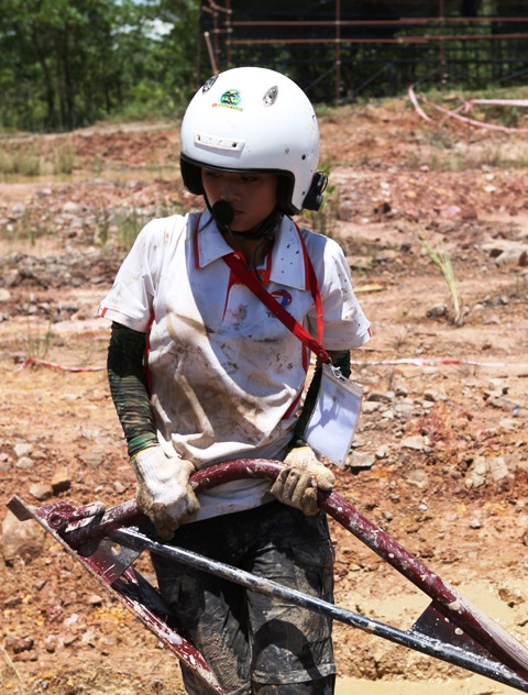 Nhiệm vụ của lái phụ là kiểm tra các dụng cụ, thiết bị trên xe trước khi vào bài thi; Sử dụng neo, tời khi xe bị sa lầy, mắc cạn...; Đánh xe về vị trí để chuẩn bị thi bài tiếp theo.