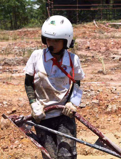 Nhiệm vụ của lái phụ là kiểm tra các dụng cụ, thiết bị trên xe trước khi vào bài thi; Sử dụng neo, tời khi xe bị sa lầy, mắc cạn...; Đánh xe về vị trí để chuẩn bị thi bài tiếp theo.