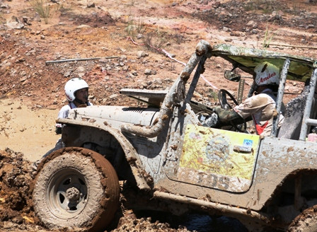 Tham gia giải đua xe địa hình là cô chấp nhận một cuộc thử thách, "hành xác" dưới bùn lầy, cái nắng như đổ lửa; vật lộn với cây cối, sông suối trong rừng sâu.