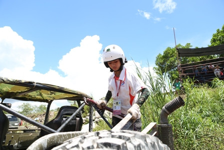 Năm 2012 sau khi tốt nghiệp cử nhân kinh tế Trường ĐH Phương Đông (Hà Nội), Trương Thu Hà tiếp tục thi và đạt thủ khoa Khoa sân khấu của Trường ĐH SKĐA Hà Nội (Khóa đặc biệt 5 năm mới mở một lần). Cũng trong thời gian này cô còn theo học một lớp biên đạo múa ngắn hạn.