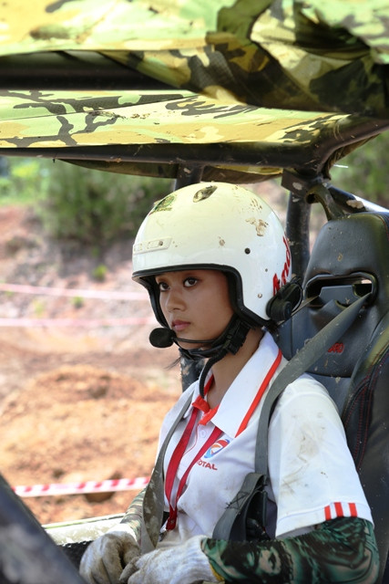 Trương Thu Hà bén duyên với offroad thông qua các người bạn, anh chị trong CLB Offroad Hà Nội. Được trải nghiệm, hứng thú rồi cô đam mê với môn thể thao "kén chọn" phụ nữ này.