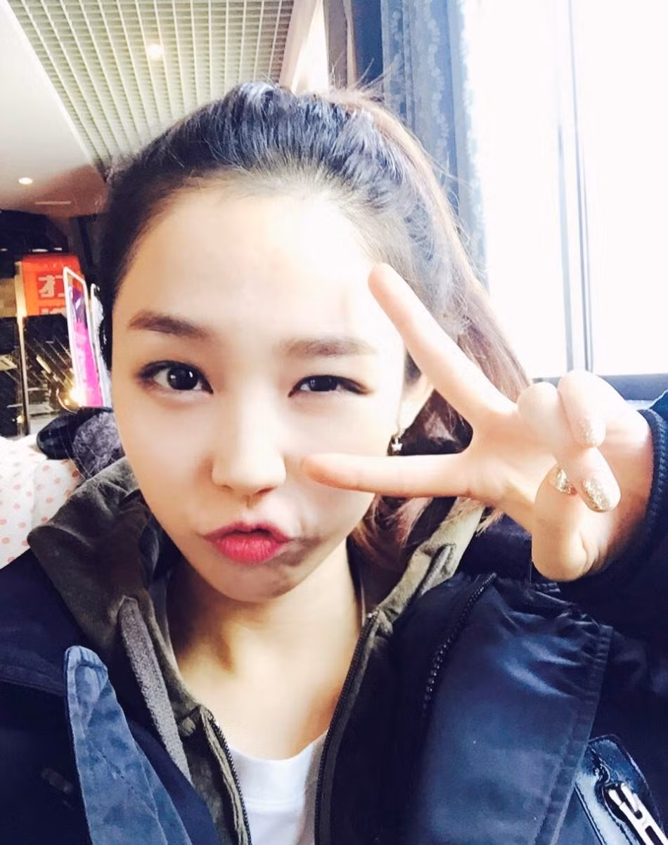 Cùng xem một số bức ảnh khác về mỹ nữ ăn kem đang được cư dân mạng lan truyền nhanh chóng.