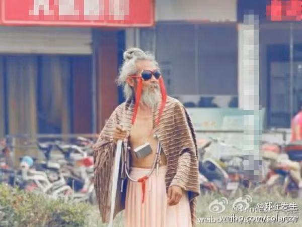 Cư dân mạng Trung Quốc đang cực kỳ phấn khích khi bàn tán về một ông lão ăn mày vô gia cư trông rất thời trang trên phố. Một cư dân mạng tại Lạc Dương đã chụp lại hình ảnh ông lão ăn mày có phong cách ăn mặc "độc lạ" khác hoàn toàn với những người ăn mày nhếch nhác khác.