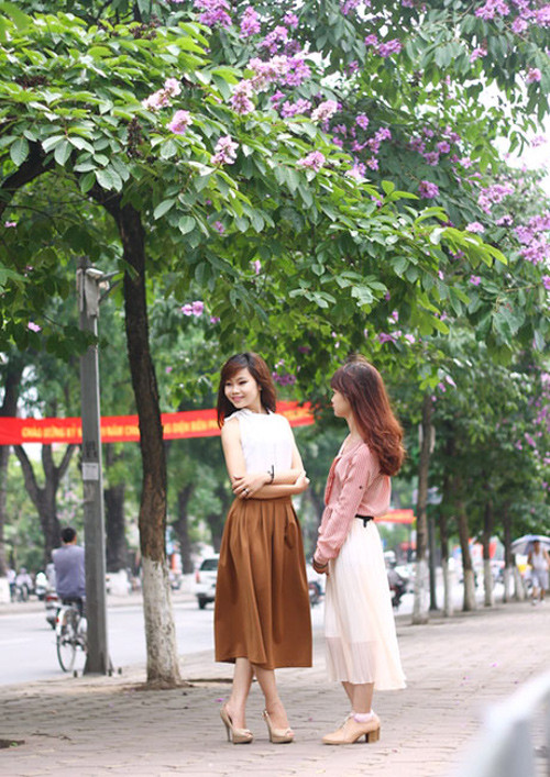 Hoa bằng lăng. Cứ độ tháng 5 về là các con đường Hà Nội lại ngập tràn màu tím hoa bằng lăng. Những bạn trẻ yêu thích chụp ảnh đã tranh thủ dịp này để có được một bộ ảnh thật đẹp với hoa.