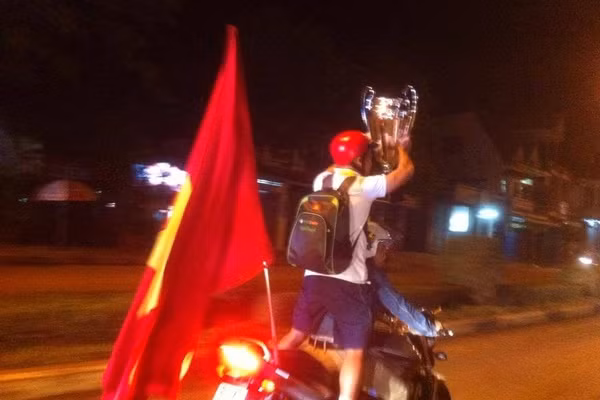 Trên đường phố Pleiku, các cầu thủ U19 HAGL đi trước, dẫn theo sau là đoàn dân chúng, fan reo hò vui vẻ mừng chức vô địch đầu tiên của đội bóng. Ksor Úc được chở trên xe máy, phía sau có một lá quốc kỳ đi dạo khắp các con đường của phố núi để khoe với bà con.