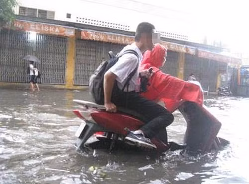 Bức ảnh con trai lớn ngồi sau xe máy để mẹ lội nước dắt qua đoạn đường ngập nhận được nhiều ý kiến bình luận của dân mạng. Một số bạn cho rằng như thế là bất hiếu, không nghĩ đến mẹ.