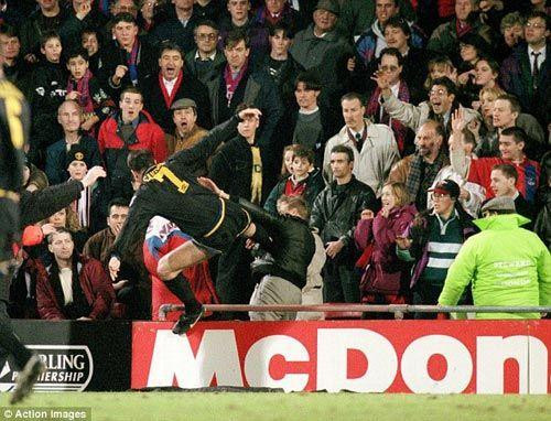Eric Cantona tự bôi nhọ hình ảnh của mình sau pha kungfu vào CĐV của Crystal Palace.