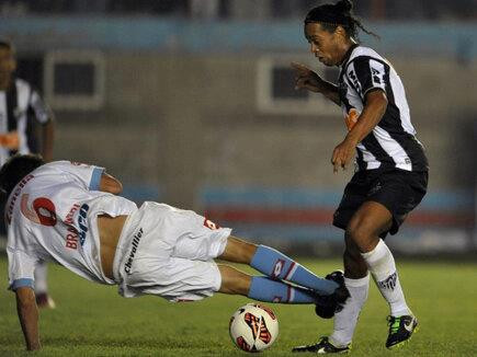 Trong trận đấu giữa Atletico Mineiro và Arsenal de Sarandi tại giải Copa Libertadores, diễn ra ở Buenos Aires, Ronaldinho bị phạm lỗi thô bạo trong khu vực 16m50. Hậu vệ Diego Braghieri người Argentina dùng hai chân lao thẳng vào chân của "Ro vẩu". Rất may cho cựu cầu thủ Barca khi anh không bị chấn thương quá nặng.