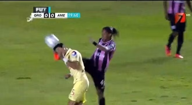 Nhưng vừa qua, chính Ronaldinho là người dùng kungfu để hạ đối thủ. Tại vòng 4 giải VĐQG Mexico - trận đấu giữa Queretaro và Club America, Ronaldinho đã vung cao chân và sút thẳng vào mặt của Jesus Antonio bên phía Club America.