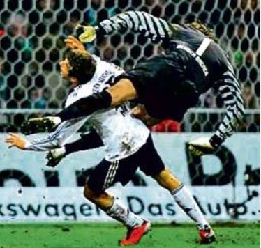 Trong một pha lao ra cản bóng, thủ thành Tim Wiese (Bremen) đã cho Thomas Mueller (Bayern Munich) lãnh trọn một cú song phi vào ngực và trọng tài không ngần ngại rút ra một chiếc thẻ đỏ để trừng phạt hành động phi thể thao này của Tim Wiese.